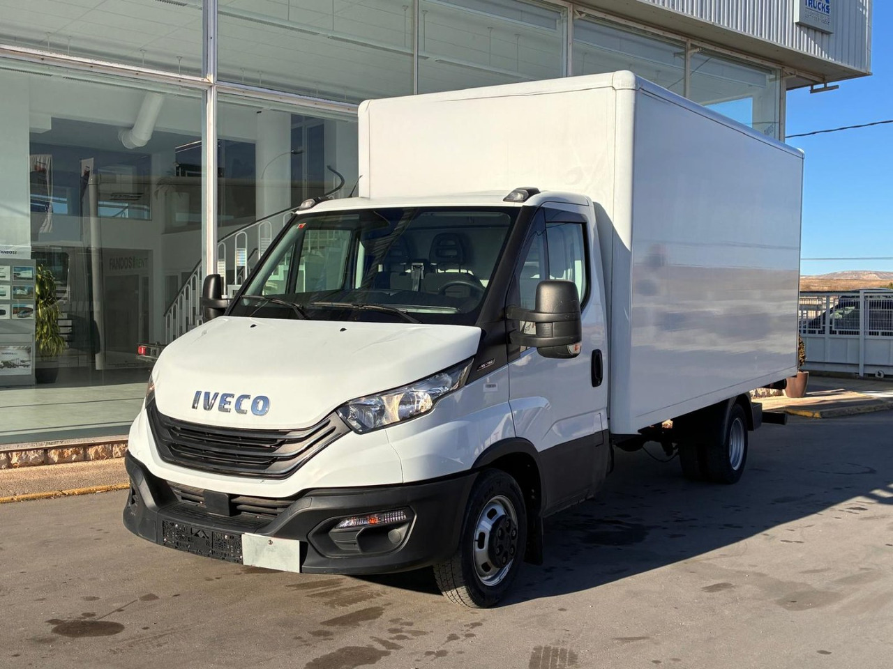 Caja cerrada con plataforma elevadora IVECO 35C16 20m3 - Carrinha de contentor: foto 1 Caja cerrada con plataforma elevadora IVECO 35C16 20m3 - Carrinha de contentor: foto 1