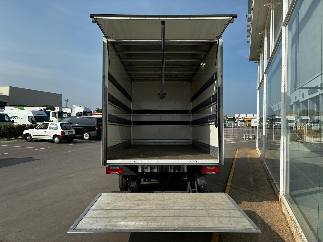 Caja cerrada con plataforma elevadora IVECO 35C16 20m3 - Carrinha de contentor: foto 5 Caja cerrada con plataforma elevadora IVECO 35C16 20m3 - Carrinha de contentor: foto 5