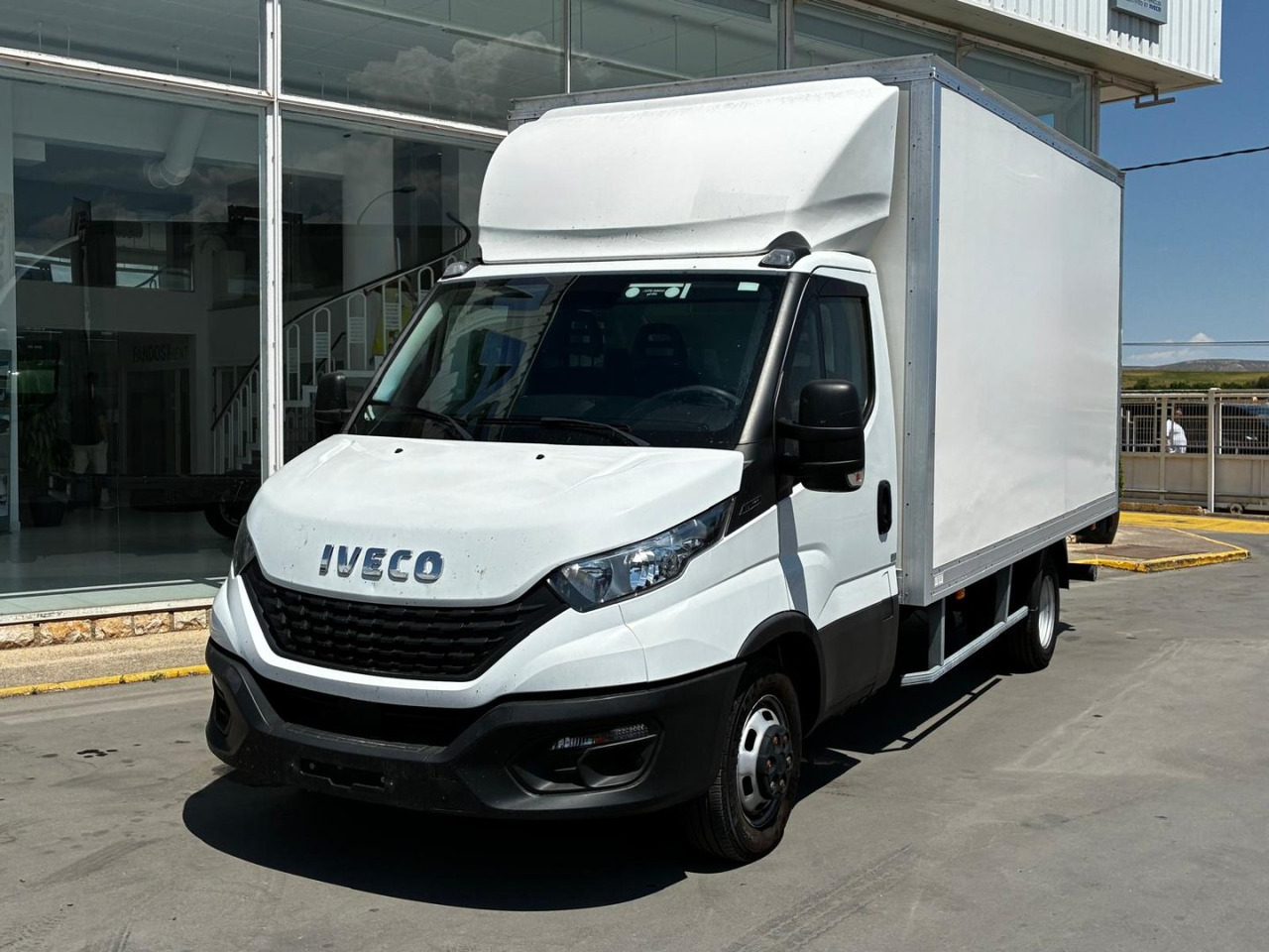 Caja cerrada con plataforma elevadora IVECO 35C16 20m3 - Carrinha de contentor: foto 1 Caja cerrada con plataforma elevadora IVECO 35C16 20m3 - Carrinha de contentor: foto 1