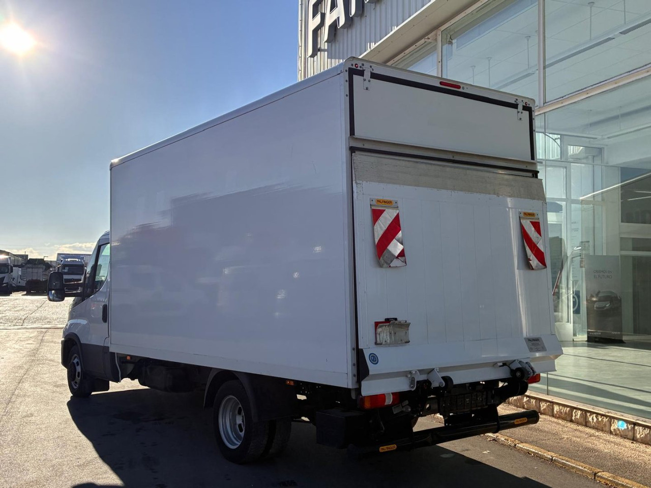Caja cerrada con plataforma elevadora IVECO 35C16 20m3 - Carrinha de contentor: foto 4 Caja cerrada con plataforma elevadora IVECO 35C16 20m3 - Carrinha de contentor: foto 4