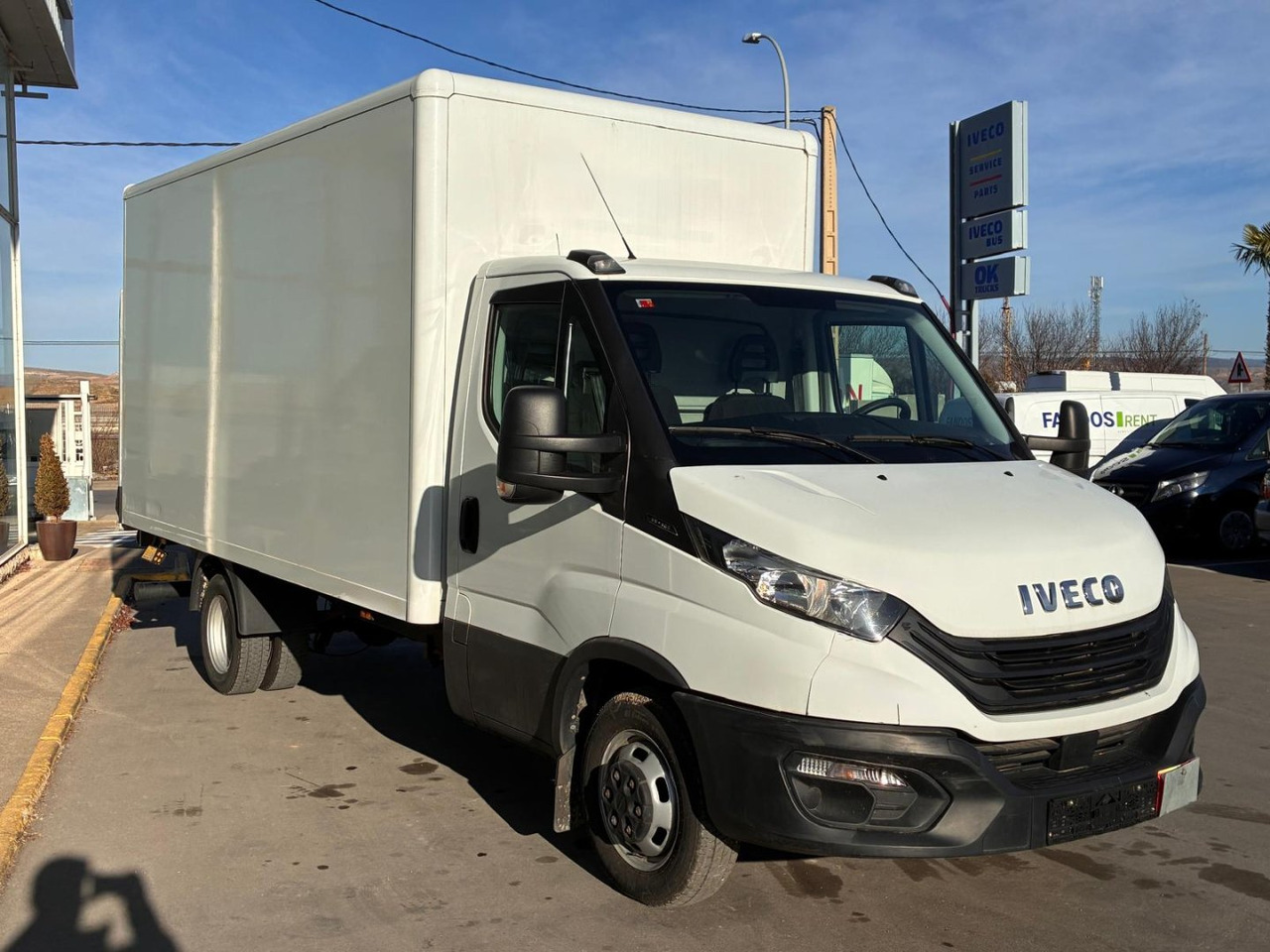 Caja cerrada con plataforma elevadora IVECO 35C16 20m3 - Carrinha de contentor: foto 3 Caja cerrada con plataforma elevadora IVECO 35C16 20m3 - Carrinha de contentor: foto 3
