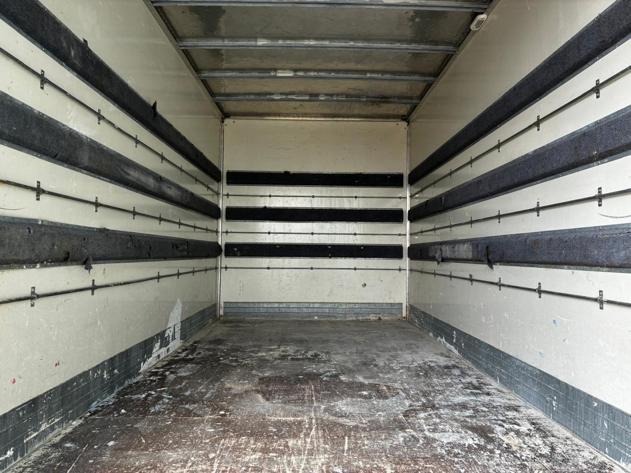 Caja cerrada con plataforma elevadora IVECO 35C16 20m3 - Carrinha de contentor: foto 5 Caja cerrada con plataforma elevadora IVECO 35C16 20m3 - Carrinha de contentor: foto 5