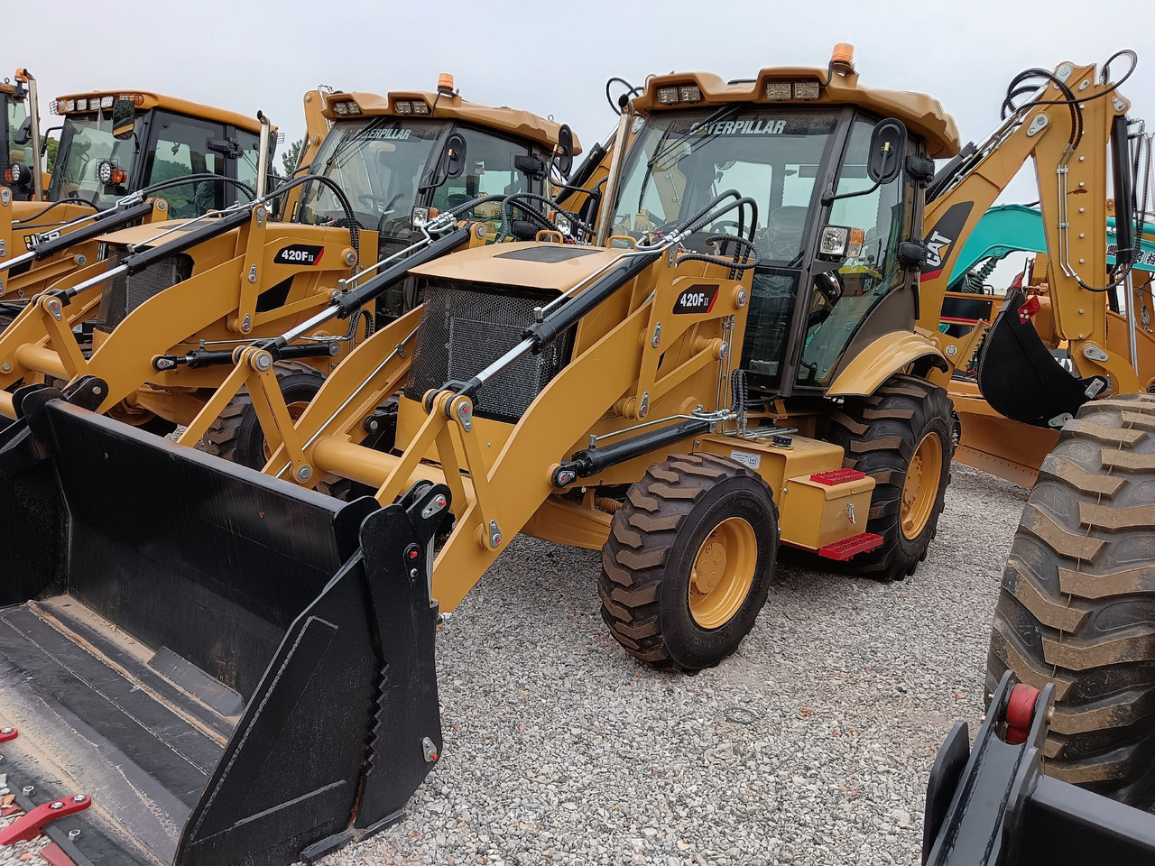 CATERPILLAR 420FⅡ - Retroescavadeira: foto 1 CATERPILLAR 420FⅡ - Retroescavadeira: foto 1