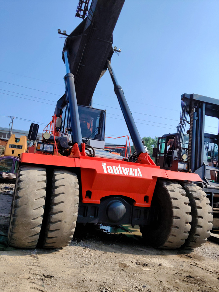 FANTUZZI CS45KM 45 ton - Reachstacker porta contentores: foto 5 FANTUZZI CS45KM 45 ton - Reachstacker porta contentores: foto 5