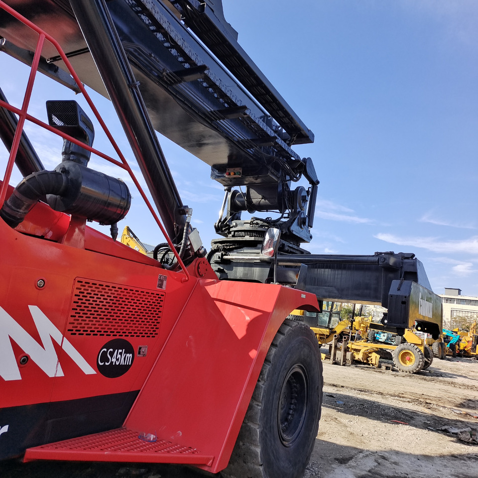 FANTUZZI CS45KMHD 45 TON - Reachstacker porta contentores: foto 5 FANTUZZI CS45KMHD 45 TON - Reachstacker porta contentores: foto 5