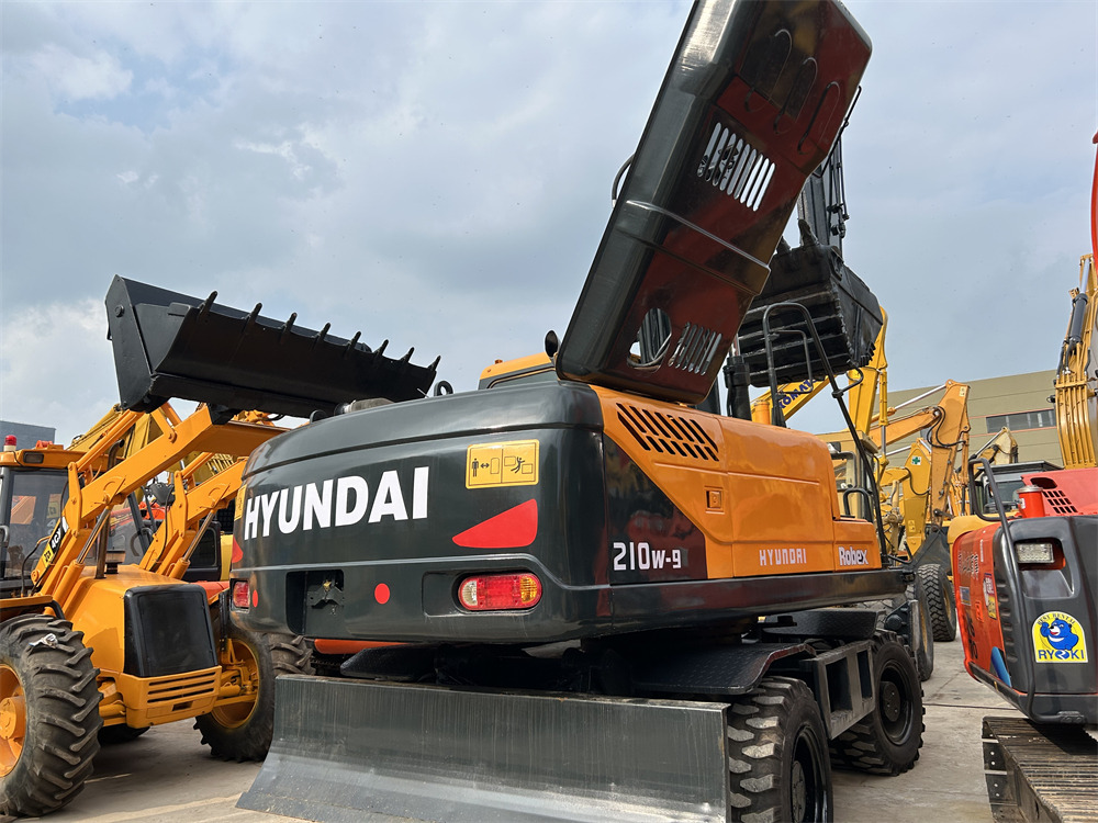 HYUNDAI R 210W-9 - Escavadeira de rodas: foto 2 HYUNDAI R 210W-9 - Escavadeira de rodas: foto 2