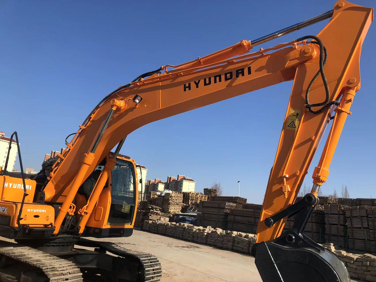 HYUNDAI R 215 -9 Hyundai R215-9 - Escavadora de rastos: foto 3 HYUNDAI R 215 -9 Hyundai R215-9 - Escavadora de rastos: foto 3