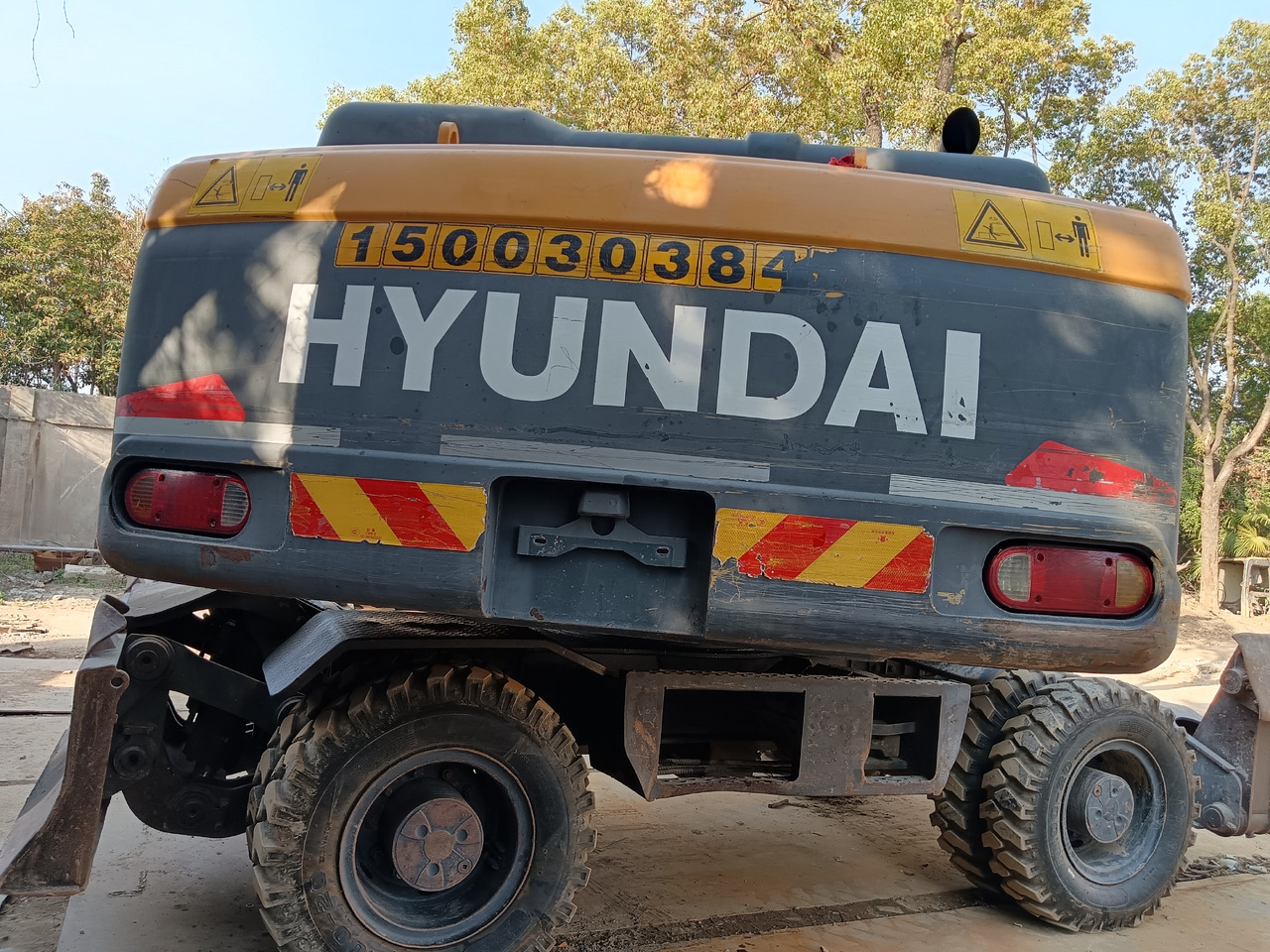 HYUNDAI R210W-9 - Escavadeira de rodas: foto 2 HYUNDAI R210W-9 - Escavadeira de rodas: foto 2