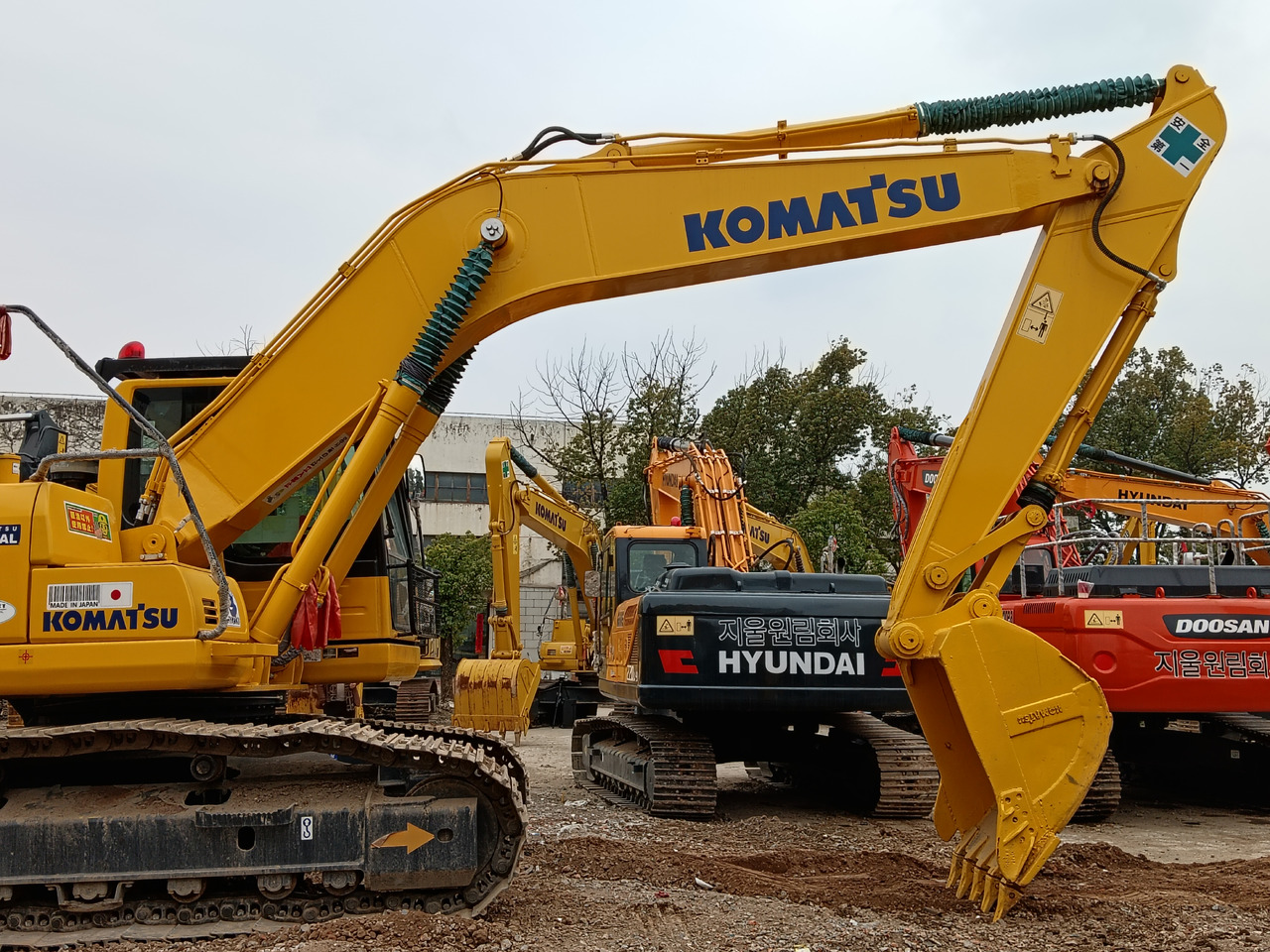 Escavadora de rastos KOMATSU PC200-8N1: foto 6