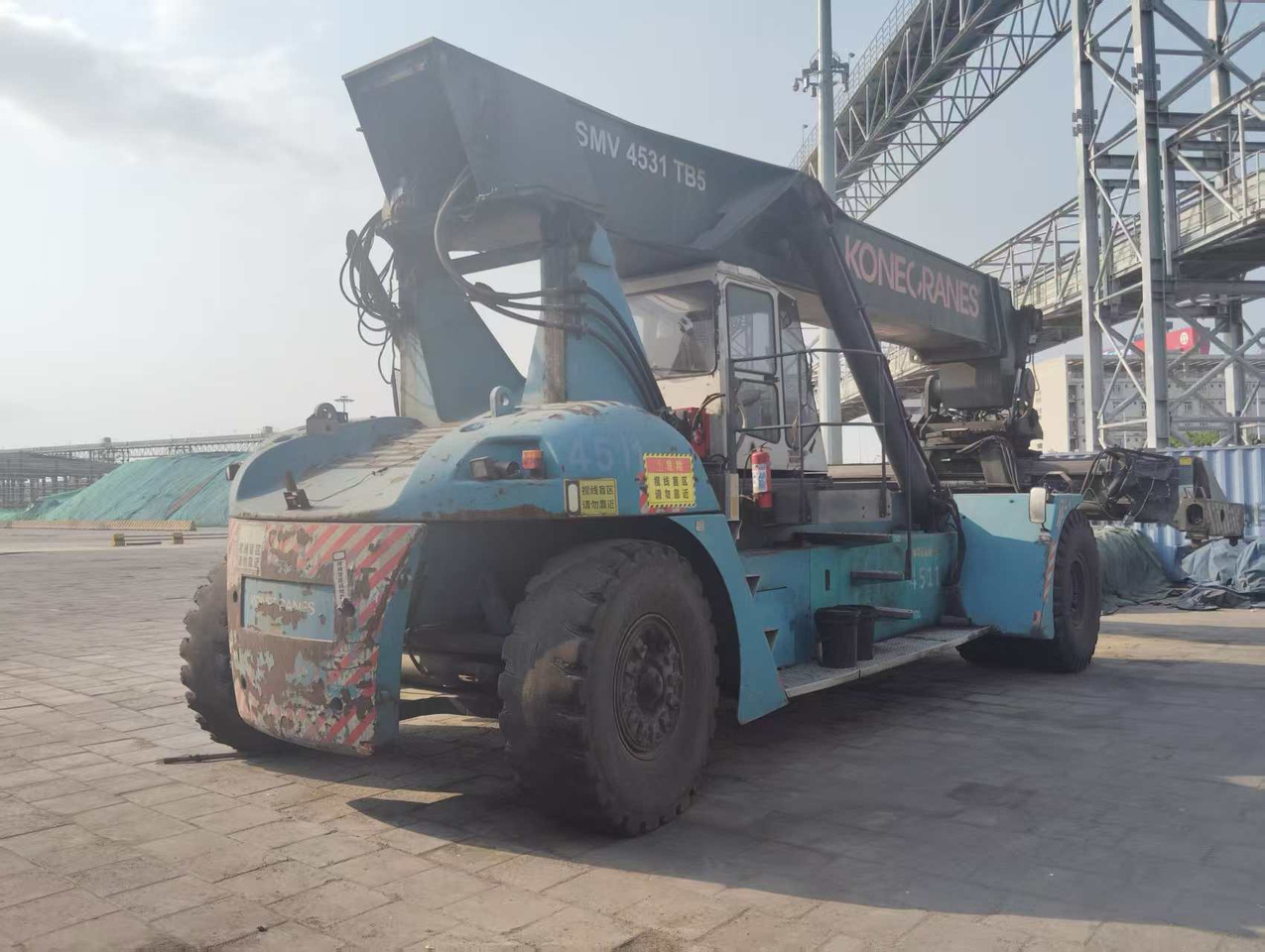KONECRANES SMV 4531 TB5 - Reachstacker porta contentores: foto 2 KONECRANES SMV 4531 TB5 - Reachstacker porta contentores: foto 2