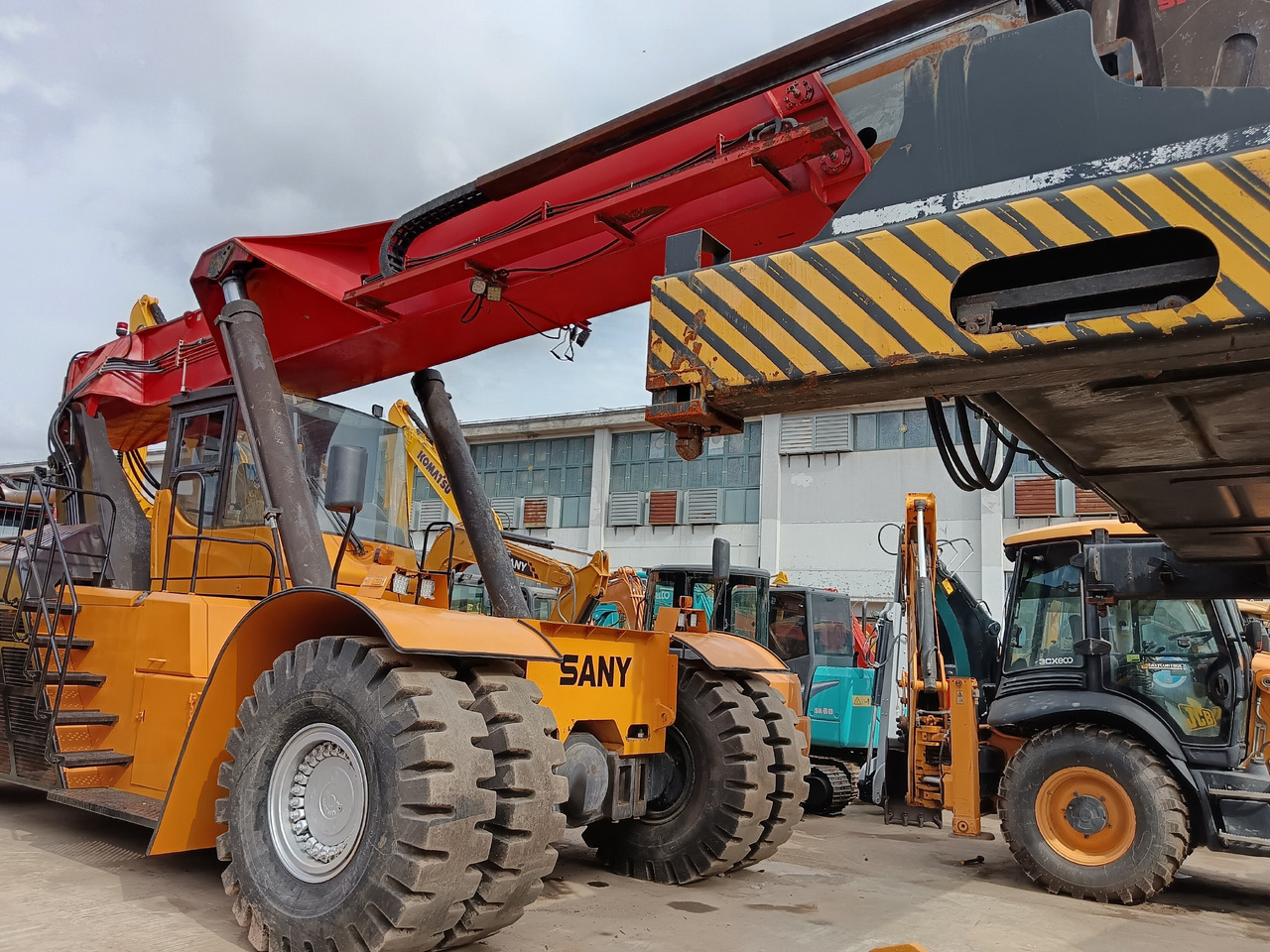 SANY SRSC45C30 REACH CRANE 45 TON - Reachstacker porta contentores: foto 1 SANY SRSC45C30 REACH CRANE 45 TON - Reachstacker porta contentores: foto 1