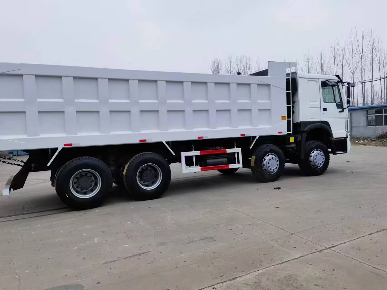Camião basculante SINOTRUK HOWO 371 380 400 420 HP 8*4 DUMP TRUCK: foto 1