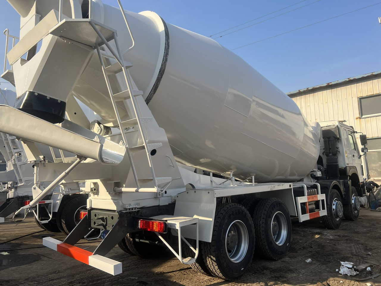 SINOTRUK HOWO 371 8X4 16 Cubic Meter SINOTRUK Howo Concrete Mixer Truck - Camião betoneira: foto 2 SINOTRUK HOWO 371 8X4 16 Cubic Meter SINOTRUK Howo Concrete Mixer Truck - Camião betoneira: foto 2