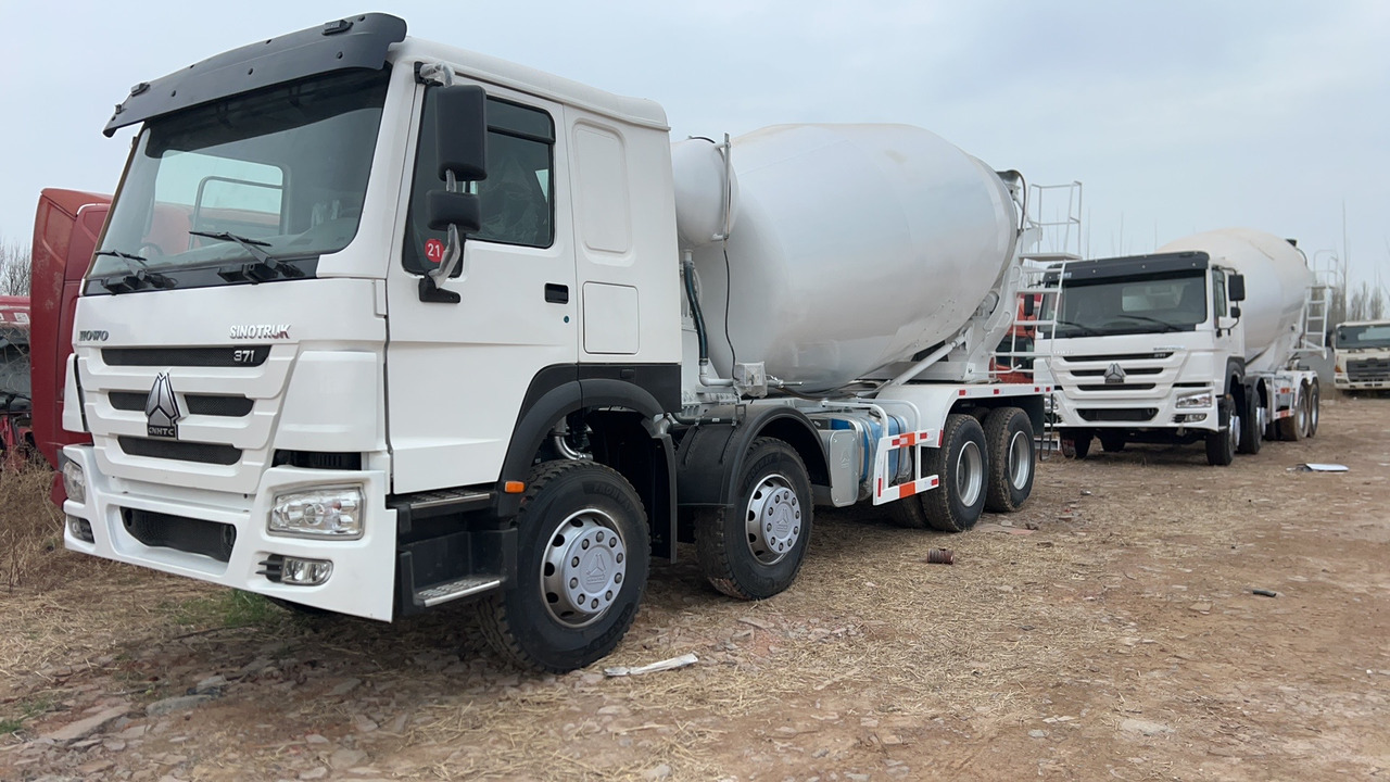SINOTRUK HOWO 371 8X4 16 Cubic Meter SINOTRUK Howo Concrete Mixer Truck - Camião betoneira: foto 5 SINOTRUK HOWO 371 8X4 16 Cubic Meter SINOTRUK Howo Concrete Mixer Truck - Camião betoneira: foto 5