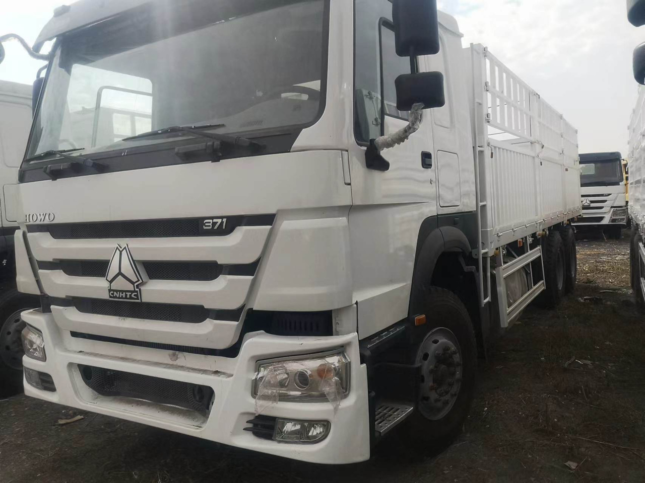 SINOTRUK HOWO 375 SINOTRUK HOWO 371 WITH FENCE howo380 420 400 - Camião transporte de gado: foto 5 SINOTRUK HOWO 375 SINOTRUK HOWO 371 WITH FENCE howo380 420 400 - Camião transporte de gado: foto 5