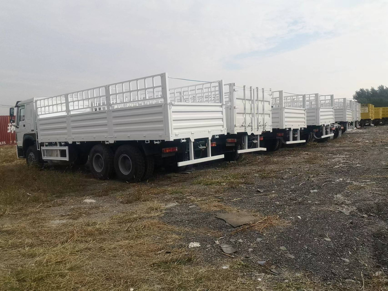 SINOTRUK HOWO 375 SINOTRUK HOWO 371 WITH FENCE howo380 420 400 - Camião transporte de gado: foto 2 SINOTRUK HOWO 375 SINOTRUK HOWO 371 WITH FENCE howo380 420 400 - Camião transporte de gado: foto 2