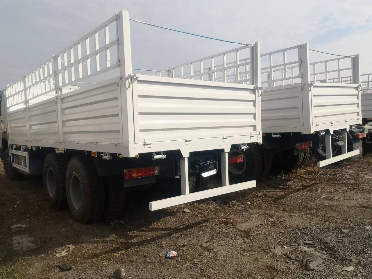 SINOTRUK HOWO 375 SINOTRUK HOWO 371 WITH FENCE howo380 420 400 - Camião transporte de gado: foto 1 SINOTRUK HOWO 375 SINOTRUK HOWO 371 WITH FENCE howo380 420 400 - Camião transporte de gado: foto 1