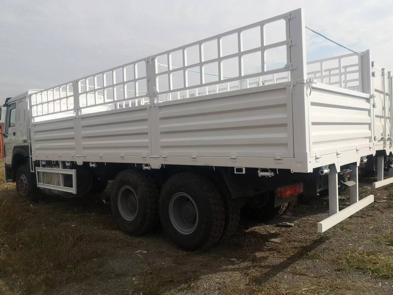 SINOTRUK HOWO 375 SINOTRUK HOWO 371 WITH FENCE howo380 420 400 - Camião transporte de gado: foto 4 SINOTRUK HOWO 375 SINOTRUK HOWO 371 WITH FENCE howo380 420 400 - Camião transporte de gado: foto 4