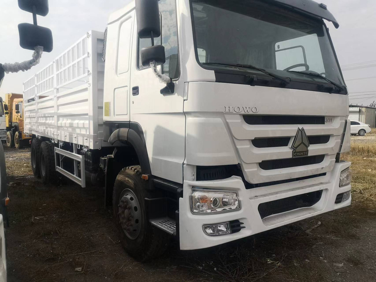SINOTRUK HOWO 375 SINOTRUK HOWO 371 WITH FENCE howo380 420 400 - Camião transporte de gado: foto 3 SINOTRUK HOWO 375 SINOTRUK HOWO 371 WITH FENCE howo380 420 400 - Camião transporte de gado: foto 3