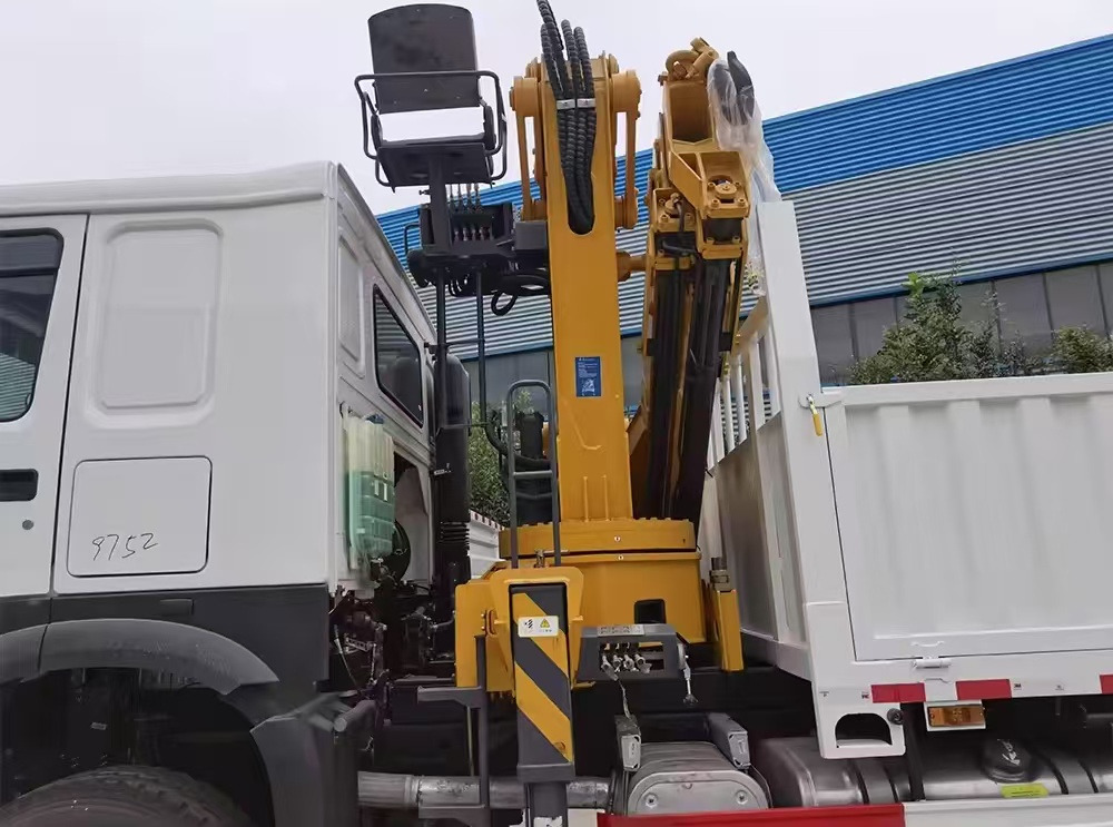 SINOTRUK HOWO 8 TON Knuckle Boom Crane TRUCK MOUNTED CRANE - Camião grua: foto 3 SINOTRUK HOWO 8 TON Knuckle Boom Crane TRUCK MOUNTED CRANE - Camião grua: foto 3