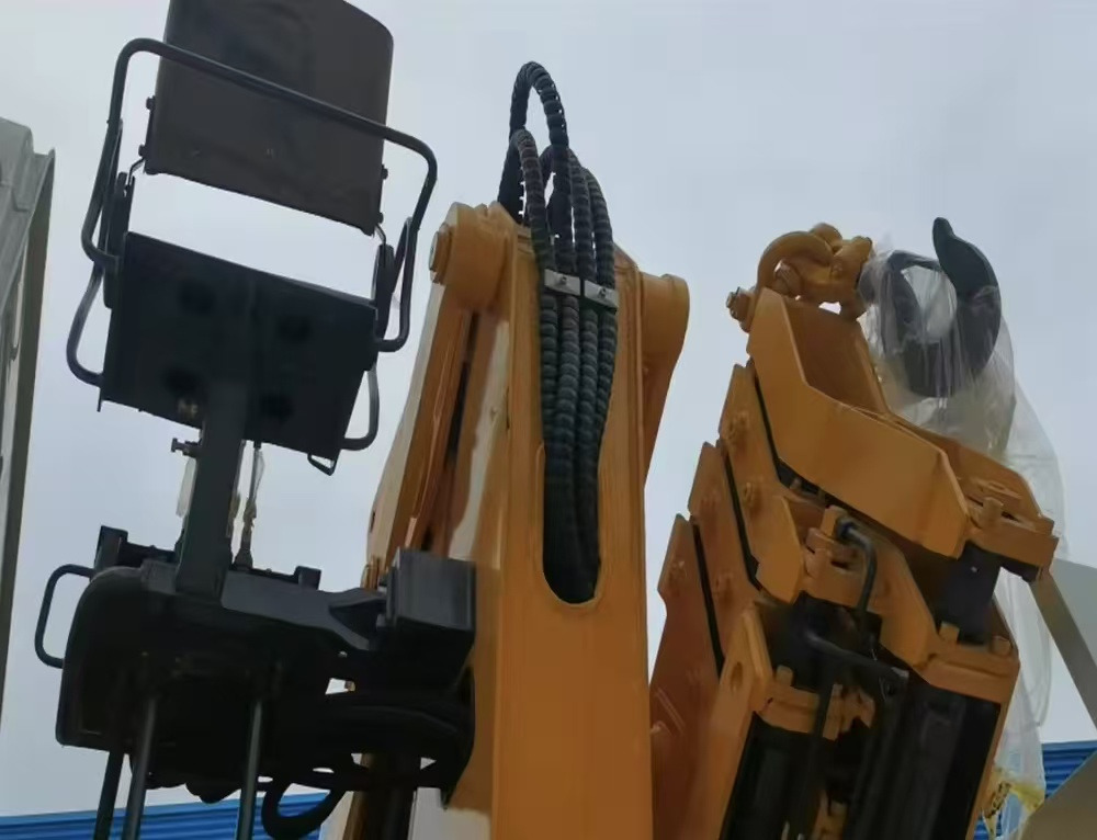 SINOTRUK HOWO 8 TON Knuckle Boom Crane TRUCK MOUNTED CRANE - Camião grua: foto 4 SINOTRUK HOWO 8 TON Knuckle Boom Crane TRUCK MOUNTED CRANE - Camião grua: foto 4