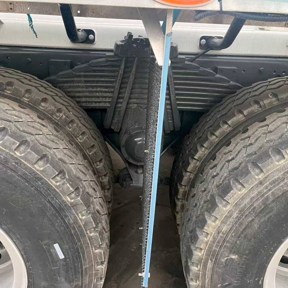 SINOTRUK HOWO TX350 EURO V Stage 5 - Camião betoneira: foto 5 SINOTRUK HOWO TX350 EURO V Stage 5 - Camião betoneira: foto 5