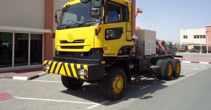 Nissan UD CZ4YL 6x6 Chassis Truck - Camião chassi: foto 1 Nissan UD CZ4YL 6x6 Chassis Truck - Camião chassi: foto 1