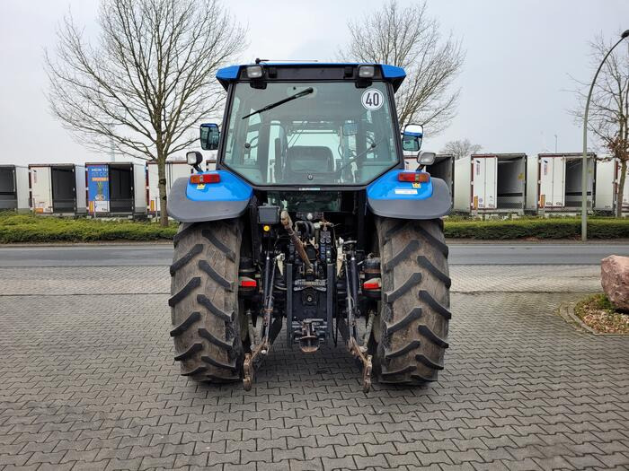 New Holland TS 115 - Trator: foto 2 New Holland TS 115 - Trator: foto 2