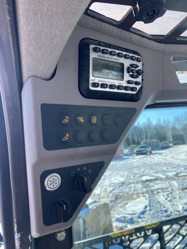 Mini pá carregadora Volvo MC70C: foto 10