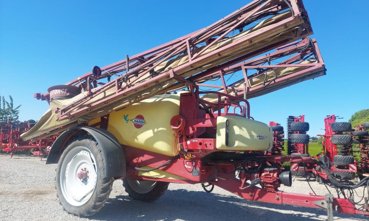 Hardi Commander Plus 4200 - 28m Twin - Pulverizador de arrastar: foto 3 Hardi Commander Plus 4200 - 28m Twin - Pulverizador de arrastar: foto 3