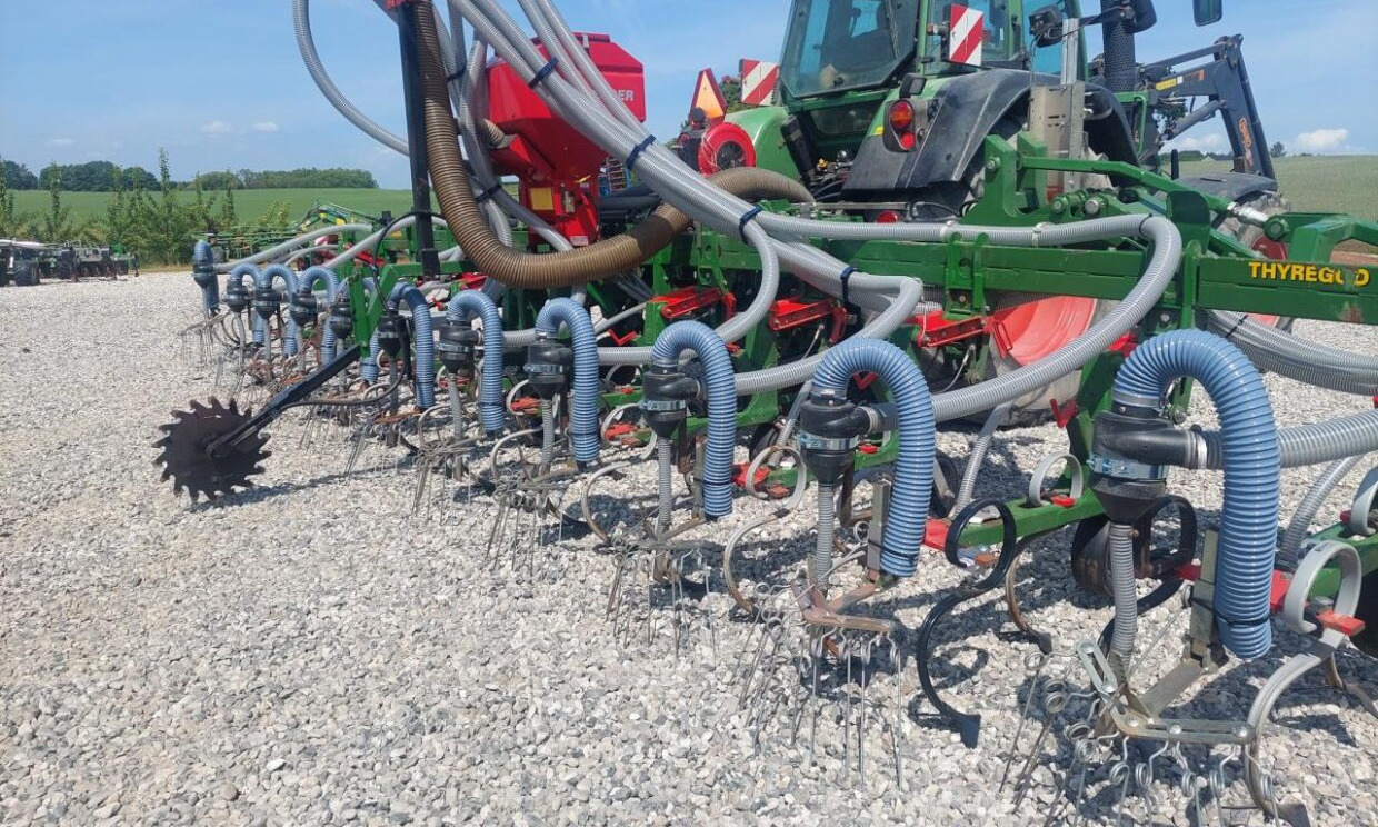 Thyregod TRV 12 med frø-/gødning-udstyr - Máquina agrícola: foto 1 Thyregod TRV 12 med frø-/gødning-udstyr - Máquina agrícola: foto 1
