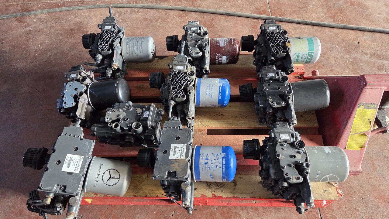 KNORR-BREMSE CONTROL UNIT EAPU K 102145 - Centralina electrónica para Camião: foto 1 KNORR-BREMSE CONTROL UNIT EAPU K 102145 - Centralina electrónica para Camião: foto 1