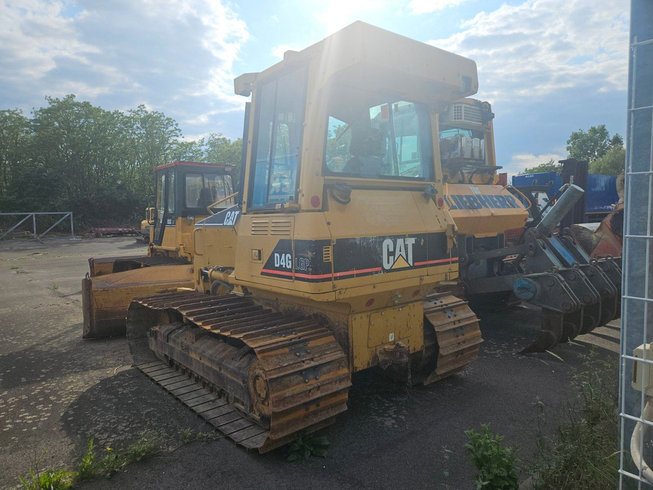 CAT D4G LGP Raupe Dozer - Buldôzer: foto 4 CAT D4G LGP Raupe Dozer - Buldôzer: foto 4