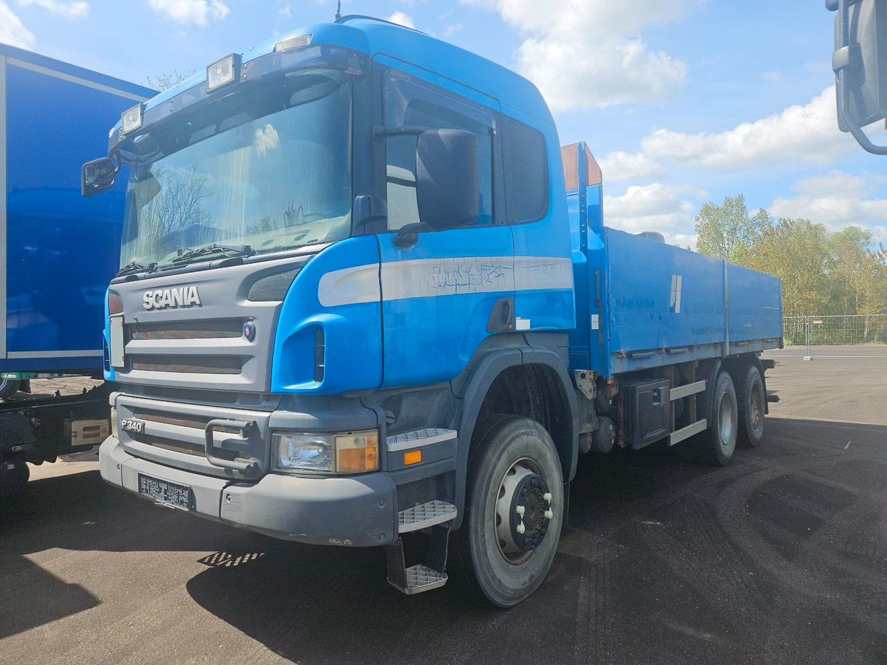 Scania P340 6x6 Pritsche Schaltgetriebe Blatt/Blatt - Camião de caixa aberta/ Plataforma: foto 1 Scania P340 6x6 Pritsche Schaltgetriebe Blatt/Blatt - Camião de caixa aberta/ Plataforma: foto 1