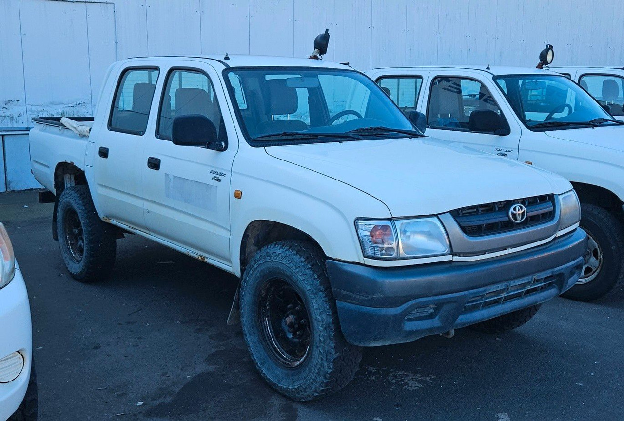 Toyota Hilux Double Cab 4x4 - SUV: foto 1 Toyota Hilux Double Cab 4x4 - SUV: foto 1