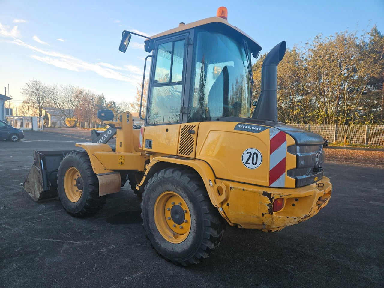 Volvo L30G Radlader mit Klappschaufel - Pá carregadora de rodas: foto 4 Volvo L30G Radlader mit Klappschaufel - Pá carregadora de rodas: foto 4