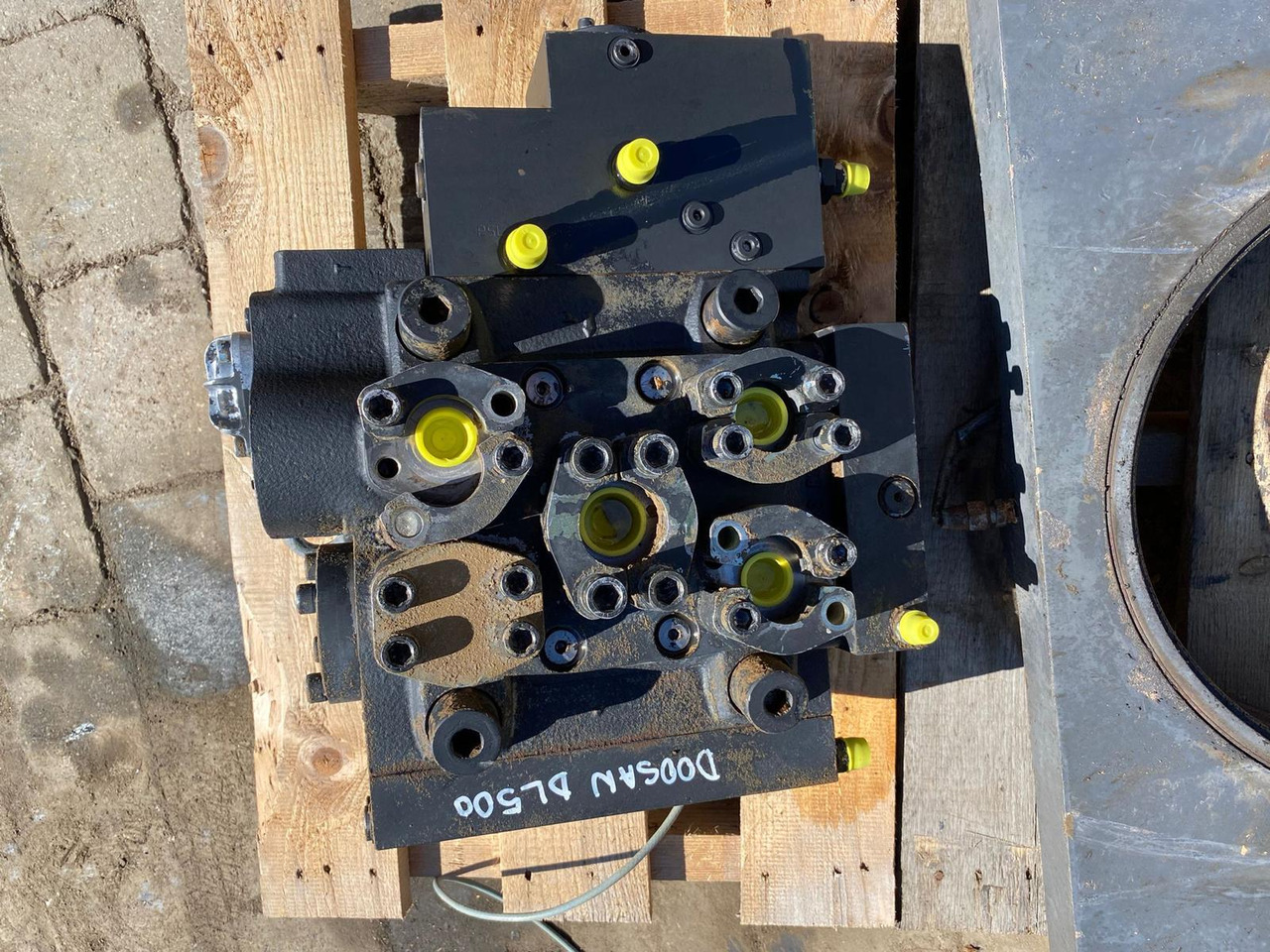 Doosan DL 500 - Válvula hidráulica para Máquina de construção: foto 2 Doosan DL 500 - Válvula hidráulica para Máquina de construção: foto 2