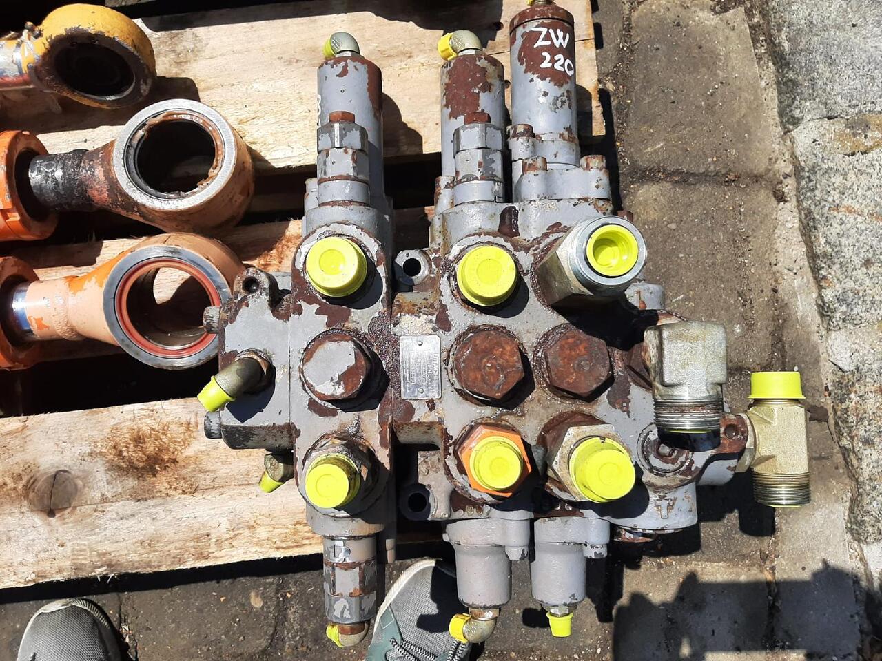 Hitachi ZW 220 - Válvula hidráulica para Máquina de construção: foto 3 Hitachi ZW 220 - Válvula hidráulica para Máquina de construção: foto 3