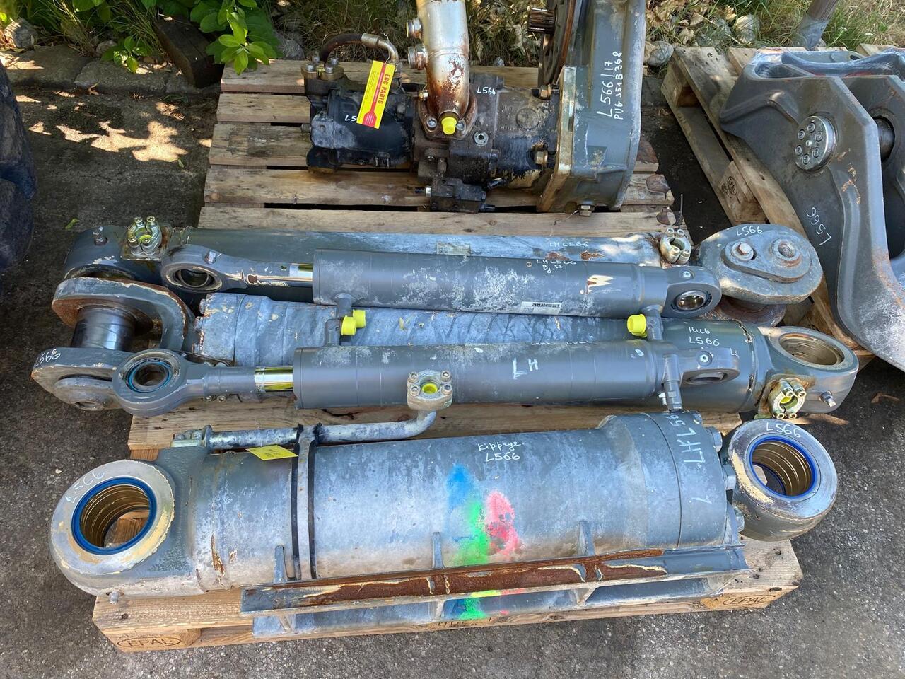 Liebherr L 566 - Cilindro hidráulico para Máquina de construção: foto 2 Liebherr L 566 - Cilindro hidráulico para Máquina de construção: foto 2