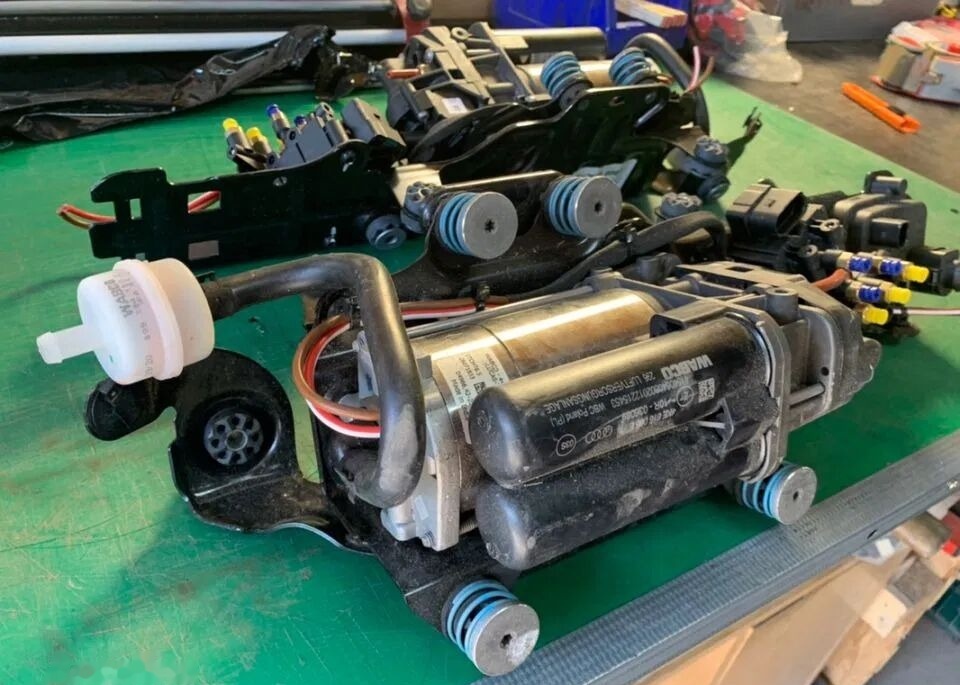 Audi Q6 E-Tron 4KE 616 005 E / 4KE616005E for Audi car - Compressor, sistema de ar comprimido para Automóvel: foto 2 Audi Q6 E-Tron 4KE 616 005 E / 4KE616005E for Audi car - Compressor, sistema de ar comprimido para Automóvel: foto 2