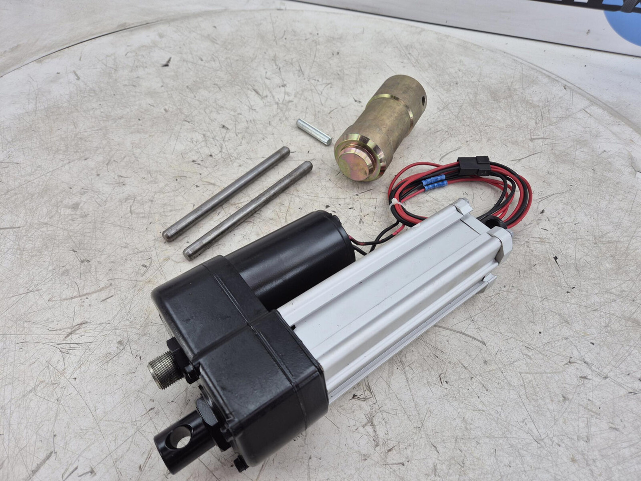 Demag AC 120 Counterweigt locking liniar motor set - Sistema elétrico para Guindaste: foto 1 Demag AC 120 Counterweigt locking liniar motor set - Sistema elétrico para Guindaste: foto 1