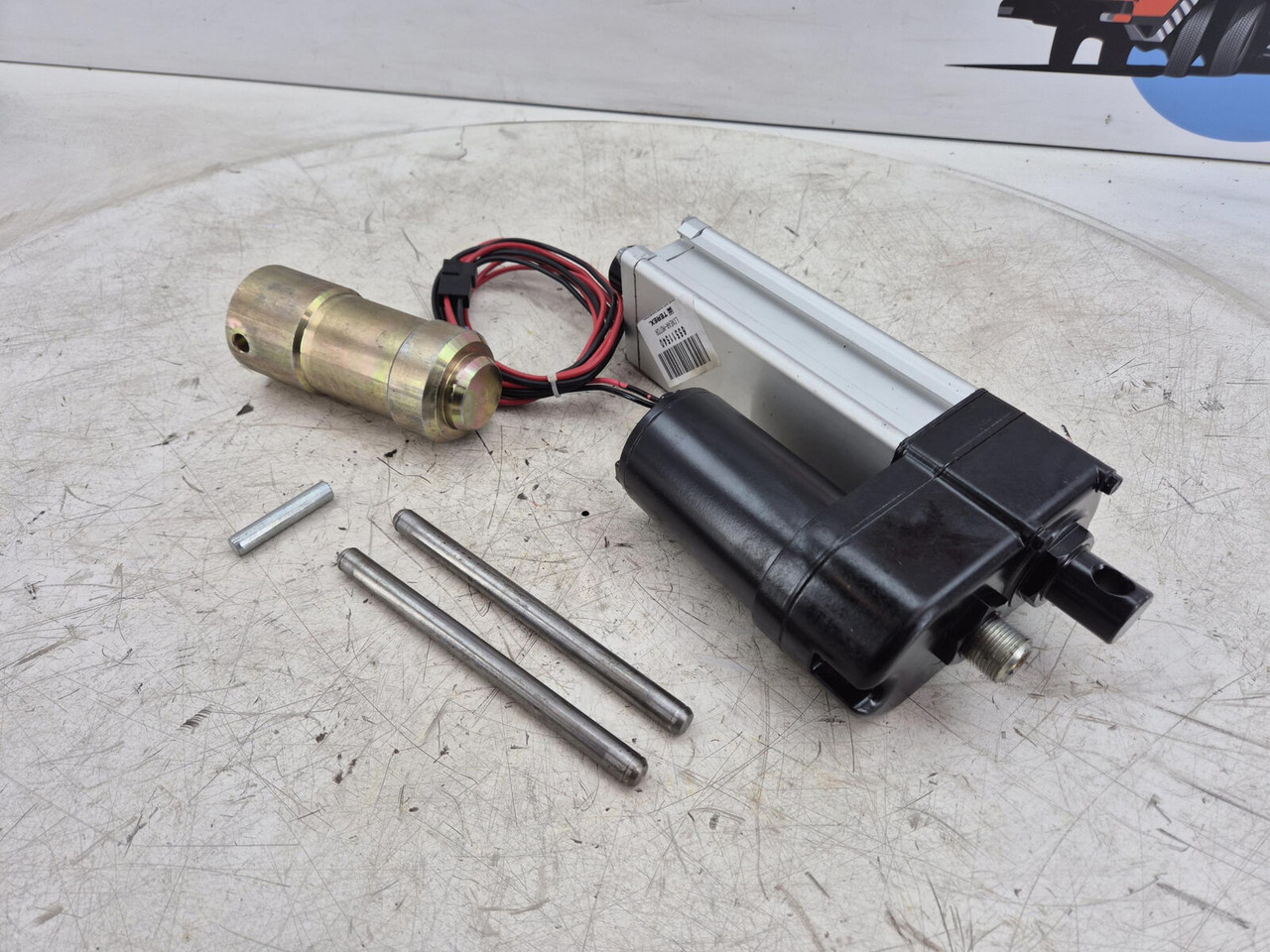 Demag AC 120 Counterweigt locking liniar motor set - Sistema elétrico para Guindaste: foto 2 Demag AC 120 Counterweigt locking liniar motor set - Sistema elétrico para Guindaste: foto 2