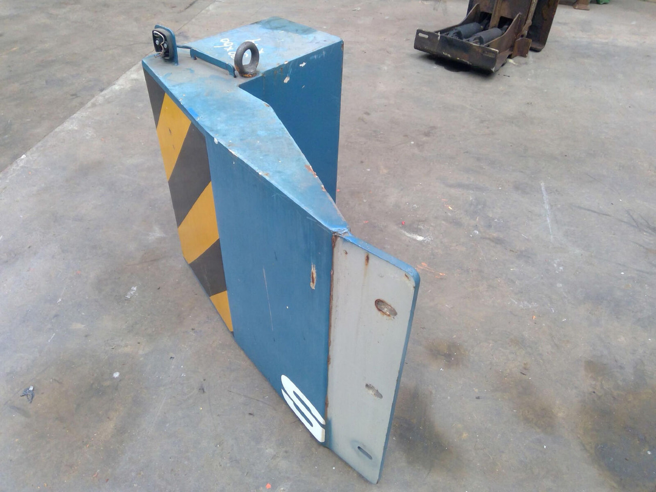 FAUN ATF 40G-2 counterweight 0,7 ton left side - Contrapeso para Grua móvel: foto 2 FAUN ATF 40G-2 counterweight 0,7 ton left side - Contrapeso para Grua móvel: foto 2