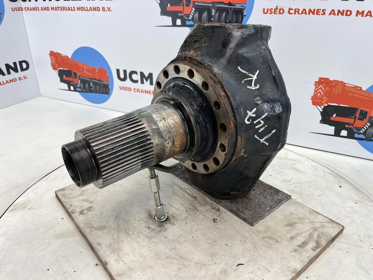 FAUN ATF 45-3 Steering knuckle 16 holes axle 3 - Manga de eixo para Grua móvel: foto 1 FAUN ATF 45-3 Steering knuckle 16 holes axle 3 - Manga de eixo para Grua móvel: foto 1
