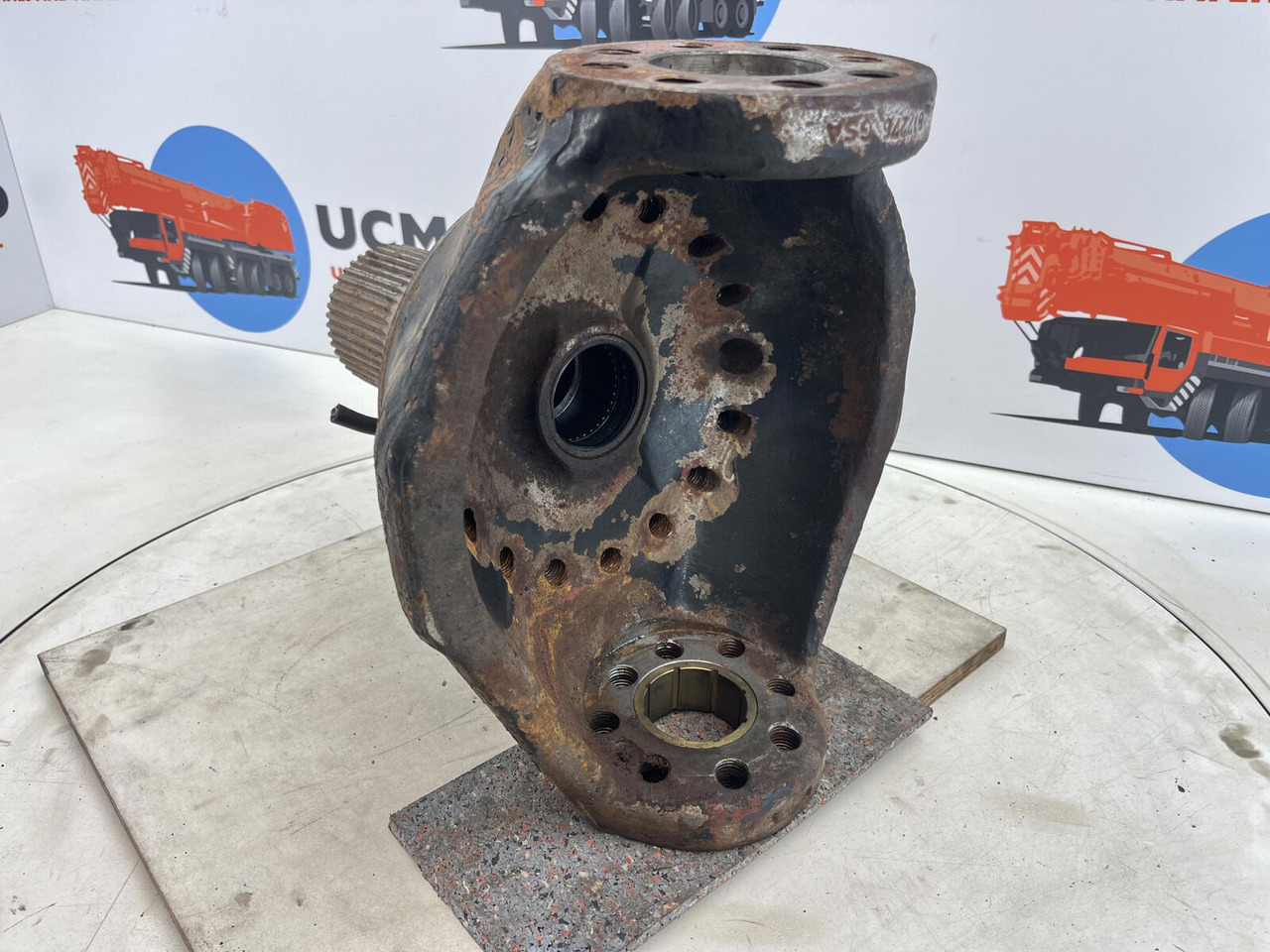 FAUN RTF 40 Steering knuckle 16 holes axle 3 - Manga de eixo para Guindaste: foto 4 FAUN RTF 40 Steering knuckle 16 holes axle 3 - Manga de eixo para Guindaste: foto 4