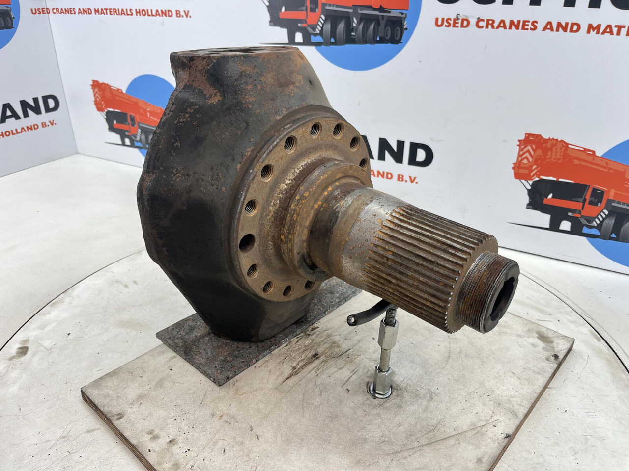 FAUN RTF 40 Steering knuckle 16 holes axle 3 - Manga de eixo para Guindaste: foto 3 FAUN RTF 40 Steering knuckle 16 holes axle 3 - Manga de eixo para Guindaste: foto 3