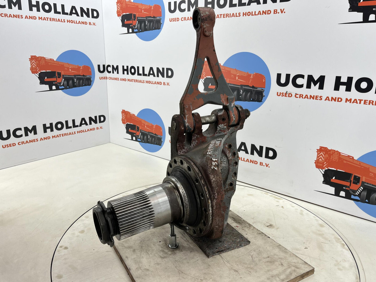 Grove GMK 3055 Steering knuckle 16 holes axle 3 right - Manga de eixo para Guindaste: foto 1 Grove GMK 3055 Steering knuckle 16 holes axle 3 right - Manga de eixo para Guindaste: foto 1