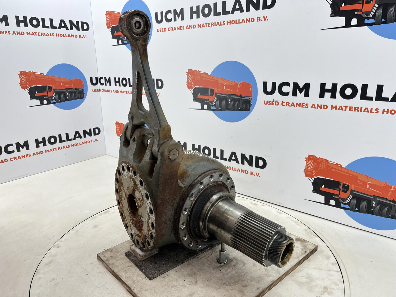 Grove GMK 3055 steering knuckle 16 holes axle 1 and 2 left - Manga de eixo para Grua móvel: foto 3 Grove GMK 3055 steering knuckle 16 holes axle 1 and 2 left - Manga de eixo para Grua móvel: foto 3