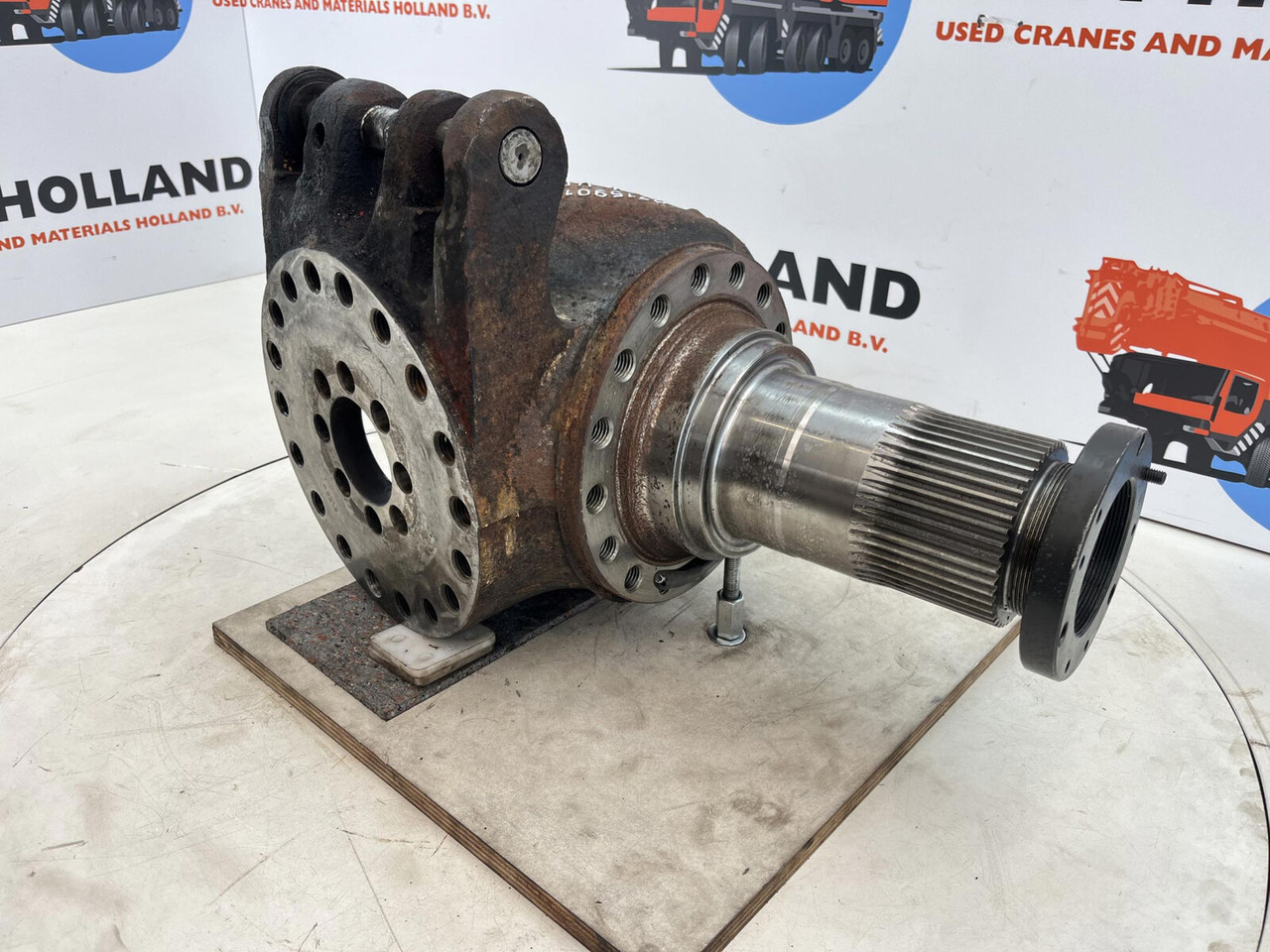 Grove GMK Megatrak steering knuckle 16 holes - Manga de eixo para Guindaste: foto 3 Grove GMK Megatrak steering knuckle 16 holes - Manga de eixo para Guindaste: foto 3