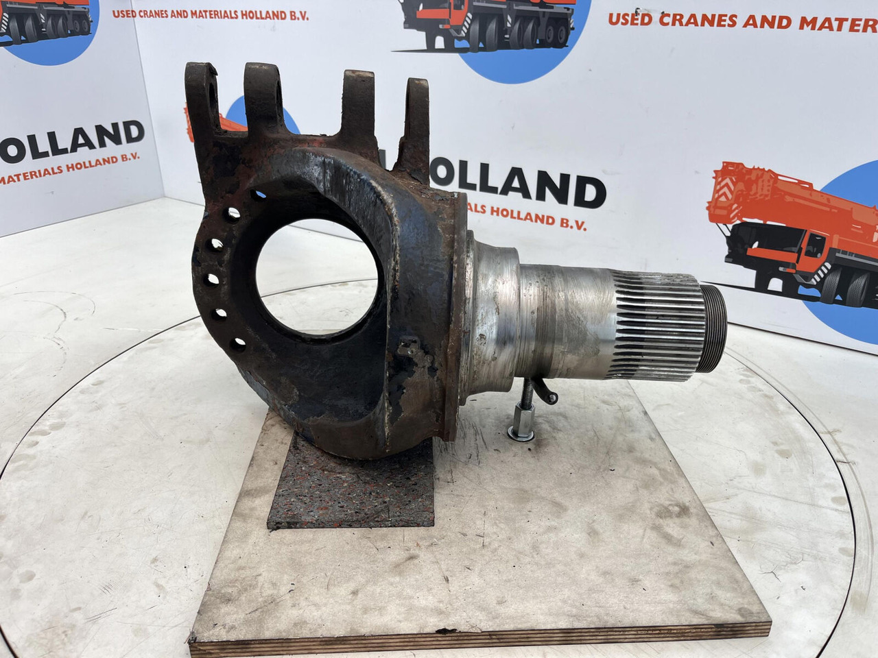 Grove GMK Megatrak steering knuckle 16 holes - Manga de eixo para Grua móvel: foto 3 Grove GMK Megatrak steering knuckle 16 holes - Manga de eixo para Grua móvel: foto 3